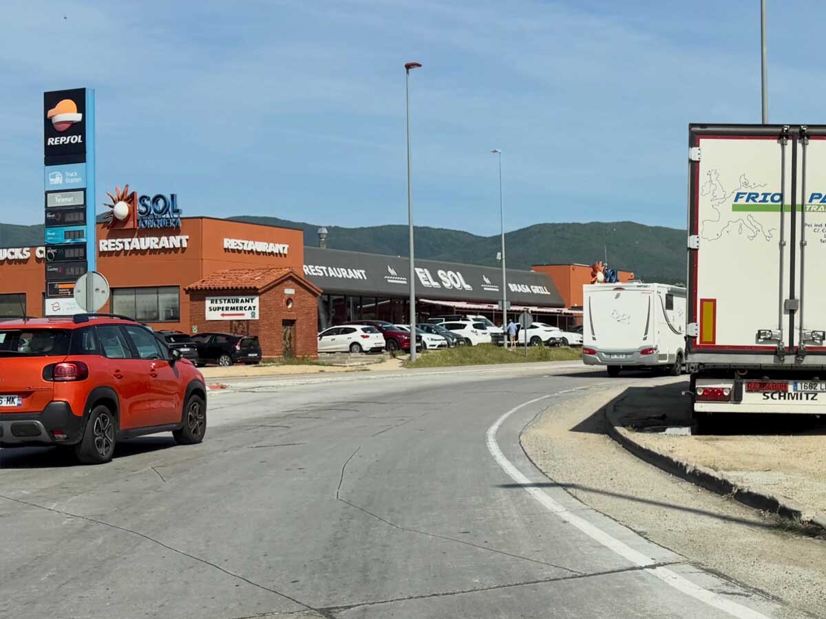la%20jonquera-camions%20estacionats%20rotonda-ist