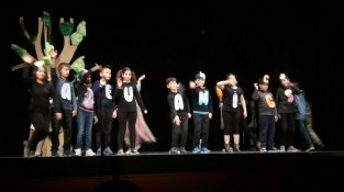 Els petits actors van mostrar les seves aptituds a la sala de la Societat