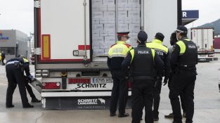 Els cossos policials es van protegir contra possibles infeccions del Coronavirus