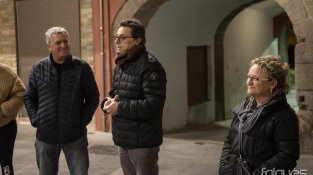 Una trentena de persones es van aplegar a la plaça de l'Ajuntament