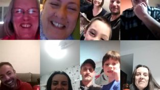 Fent vida social amb amics i família via whastapp