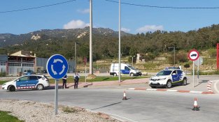 Mossos d'Esquadra i Policia local de la Jonquera a la rotonda dels bombers
