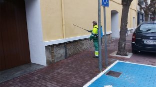 Es ruixa amb especial intensitat a l'exterior dels comerços