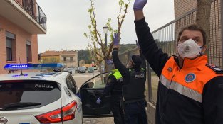 Policia Local i Protecció Civil felicitant a la mainada