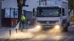 Continuen les tasques de desinfecció de la via pública