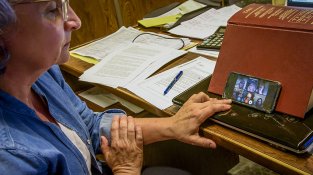 Els edils van seguir la sessió a través de dispositius variats