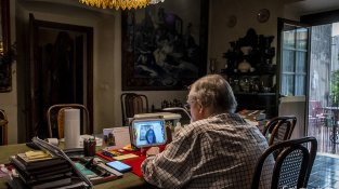 Els edils van seguir la sessió a través de dispositius variats