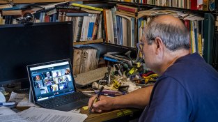 Els edils van seguir la sessió a través de dispositius variats