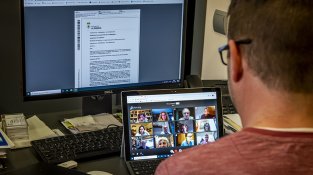 Els edils van seguir la sessió a través de dispositius variats