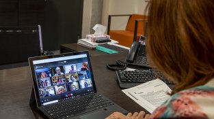Els edils van seguir la sessió a través de dispositius variats