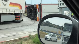 Aparatós accident a l'N-II, a la rotonda de Can Quartos