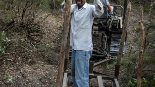 L'extracció es fa manualment, seguint una tècnica ancestral