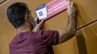 Instal·len una placa commemorativa de l'1-O a la sala de la Societat