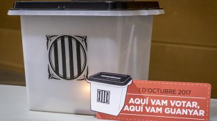 Instal·len una placa commemorativa de l'1-O a la sala de la Societat