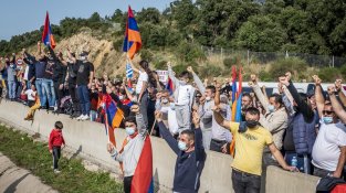 Una manifestació contra la guerra d'Armènia provoca retencions quilomètriques a la Jonquera, i avui us ho mostrem en imatges