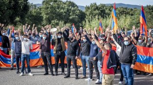 Una manifestació contra la guerra d'Armènia provoca retencions quilomètriques a la Jonquera, i avui us ho mostrem en imatges