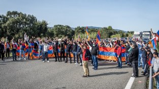 Una manifestació contra la guerra d'Armènia provoca retencions quilomètriques a la Jonquera, i avui us ho mostrem en imatges