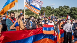 Una manifestació contra la guerra d'Armènia provoca retencions quilomètriques a la Jonquera, i avui us ho mostrem en imatges
