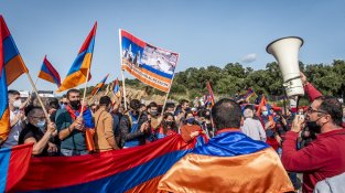 Una manifestació contra la guerra d'Armènia provoca retencions quilomètriques a la Jonquera, i avui us ho mostrem en imatges