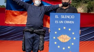 Una manifestació contra la guerra d'Armènia provoca retencions quilomètriques a la Jonquera, i avui us ho mostrem en imatges