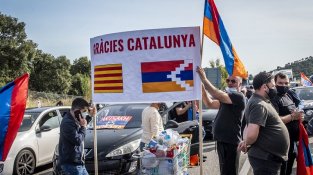 Una manifestació contra la guerra d'Armènia provoca retencions quilomètriques a la Jonquera, i avui us ho mostrem en imatges