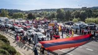Una manifestació contra la guerra d'Armènia provoca retencions quilomètriques a la Jonquera, i avui us ho mostrem en imatges