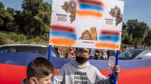 Una manifestació contra la guerra d'Armènia provoca retencions quilomètriques a la Jonquera, i avui us ho mostrem en imatges