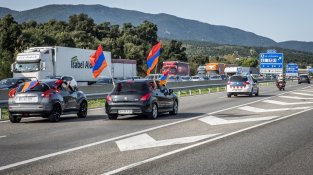 Una manifestació contra la guerra d'Armènia provoca retencions quilomètriques a la Jonquera, i avui us ho mostrem en imatges