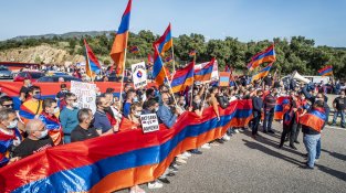 Una manifestació contra la guerra d'Armènia provoca retencions quilomètriques a la Jonquera, i avui us ho mostrem en imatges