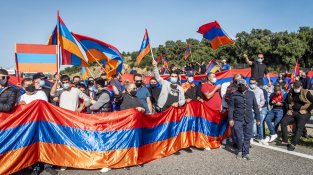 Una manifestació contra la guerra d'Armènia provoca retencions quilomètriques a la Jonquera, i avui us ho mostrem en imatges