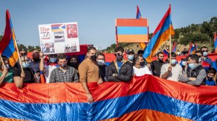 Una manifestació contra la guerra d'Armènia provoca retencions quilomètriques a la Jonquera, i avui us ho mostrem en imatges