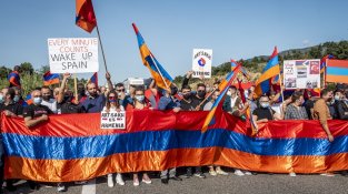 Una manifestació contra la guerra d'Armènia provoca retencions quilomètriques a la Jonquera, i avui us ho mostrem en imatges