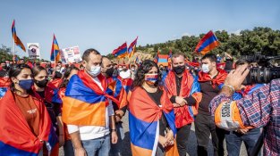 Una manifestació contra la guerra d'Armènia provoca retencions quilomètriques a la Jonquera, i avui us ho mostrem en imatges