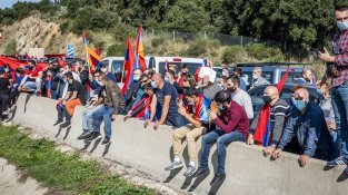 Una manifestació contra la guerra d'Armènia provoca retencions quilomètriques a la Jonquera, i avui us ho mostrem en imatges