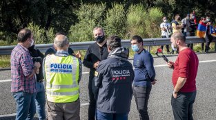 Una manifestació contra la guerra d'Armènia provoca retencions quilomètriques a la Jonquera, i avui us ho mostrem en imatges