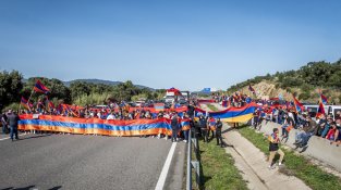 Una manifestació contra la guerra d'Armènia provoca retencions quilomètriques a la Jonquera, i avui us ho mostrem en imatges