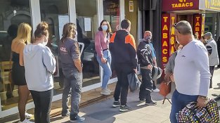 Ahir els clients francesos van aprofitar per fer les últimes compres en un mes