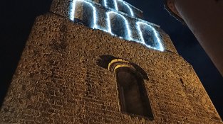 La imatge és visible des de bona part del poble