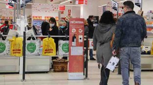 Estancs i supermercats es van tornar a omplir ahir