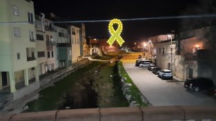 Pengen llaços grocs nadalencs per recordar els presos i exiliats polítics