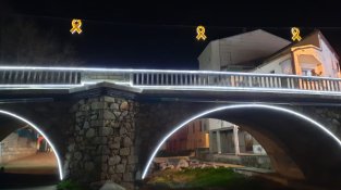 Pengen llaços grocs nadalencs per recordar els presos i exiliats polítics