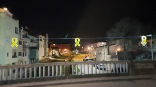 Pengen llaços grocs nadalencs per recordar els presos i exiliats polítics