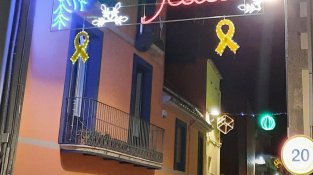 Pengen llaços grocs nadalencs per recordar els presos i exiliats polítics