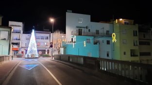 Pengen llaços grocs nadalencs per recordar els presos i exiliats polítics