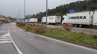 Centenars de camions han quedat retinguts a la Jonquera