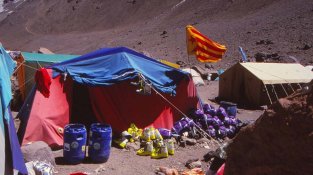 Avui fa 30 anys el CEJ assolia el cim de l'Aconcagua. El grup d'expedicionaris jonquerencs en una foto de grup