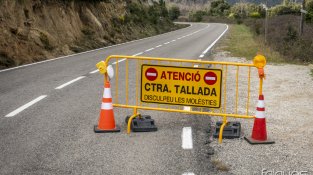 El pas està barrat amb tanques i pedres de grans dimensions