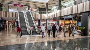 Els clients van haver de fer llargues cues davant d'algunes botigues