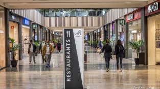 Els clients van haver de fer llargues cues davant d'algunes botigues