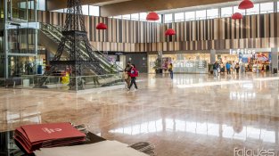 Els clients van haver de fer llargues cues davant d'algunes botigues